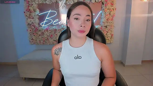 AlinaKravitz online show from April 14, 2026, 6:24 pm