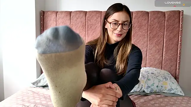 Emmy petit online show from December 4, 2025, 6:07 pm