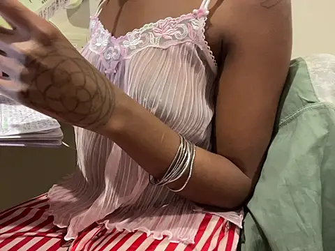 iveedie017 online show from November 6, 2025, 11:53 pm