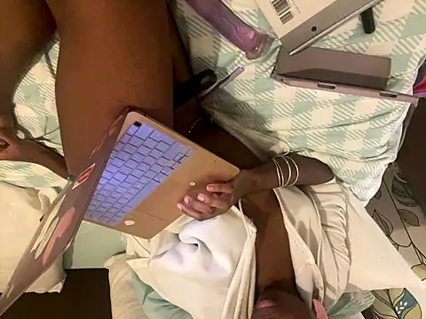 iveedie017 online show from December 5, 2024, 8:49 pm