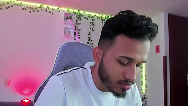 Snapshot of Raf_brunette chatting on December 27, 2024, 2:43 pm Raf brunette online show from December 27, 2024, 2:43 pm