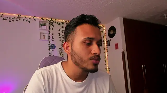 Snapshot of Raf_brunette chatting on January 8, 2025, 12:58 pm Raf brunette online show from January 8, 2025, 12:58 pm