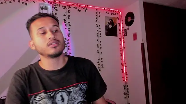 Snapshot of Raf_brunette chatting on February 15, 2025, 11:39 am Raf brunette online show from February 15, 2025, 11:39 am