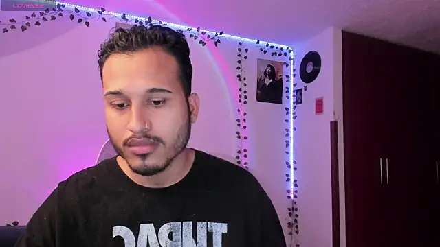 Snapshot of Raf_brunette chatting on March 10, 2025, 11:45 am Raf brunette online show from March 10, 2025, 11:45 am