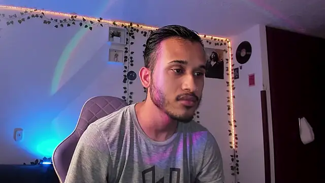 Snapshot of Raf_brunette chatting on February 3, 2025, 11:20 am Raf brunette online show from February 3, 2025, 11:20 am