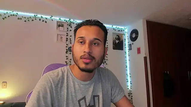 Snapshot of Raf_brunette chatting on January 20, 2025, 11:02 am Raf brunette online show from January 20, 2025, 11:02 am