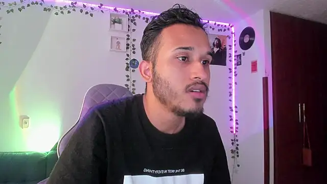 Snapshot of Raf_brunette chatting on January 18, 2025, 12:04 pm Raf brunette online show from January 18, 2025, 12:04 pm