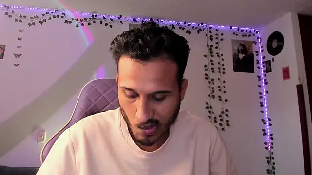 Snapshot of Raf_brunette chatting on January 30, 2025, 8:42 pm Raf brunette online show from January 30, 2025, 8:42 pm