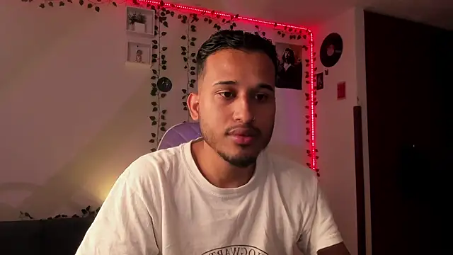 Snapshot of Raf_brunette chatting on February 8, 2025, 11:44 am Raf brunette online show from February 8, 2025, 11:44 am