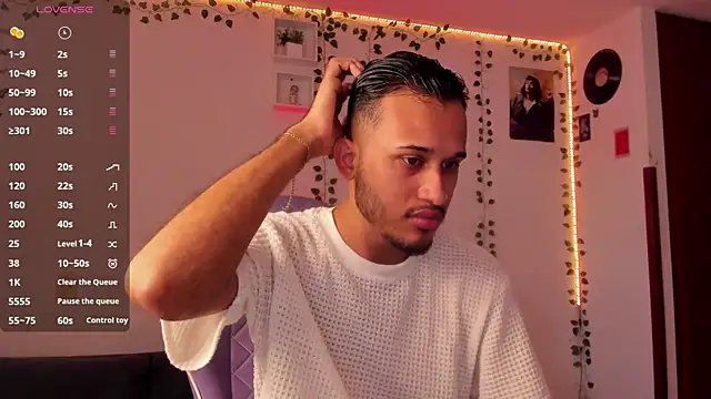 Snapshot of Raf_brunette chatting on February 10, 2025, 12:08 pm Raf brunette online show from February 10, 2025, 12:08 pm