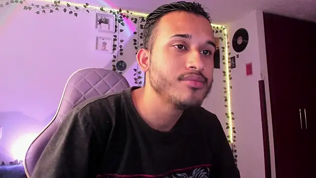 Snapshot of Raf_brunette chatting on January 29, 2025, 10:58 am Raf brunette online show from January 29, 2025, 10:58 am