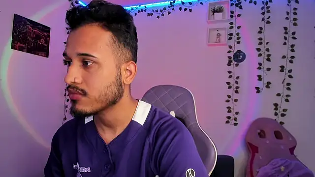 Snapshot of Raf_brunette chatting on December 25, 2024, 1:30 pm Raf brunette online show from December 25, 2024, 1:30 pm