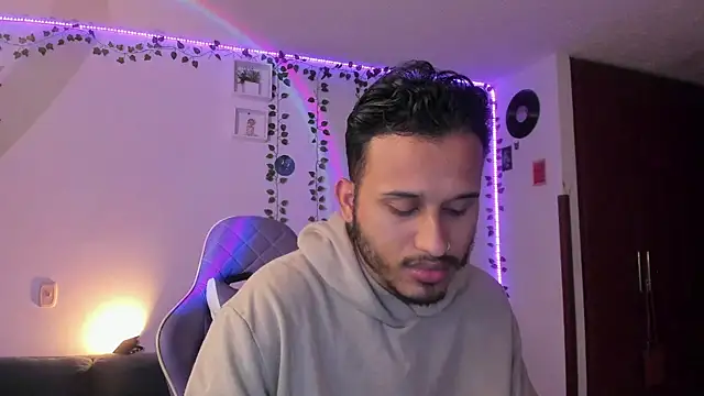 Snapshot of Raf_brunette chatting on January 17, 2025, 10:22 am Raf brunette online show from January 17, 2025, 10:22 am