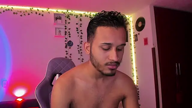 Snapshot of Raf_brunette chatting on January 7, 2025, 9:18 am Raf brunette online show from January 7, 2025, 9:18 am