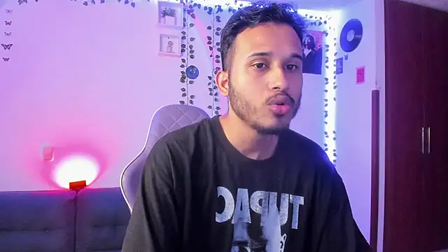 Snapshot of Raf_brunette chatting on January 15, 2025, 9:56 am Raf brunette online show from January 15, 2025, 9:56 am