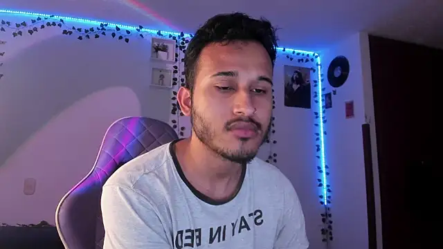 Snapshot of Raf_brunette chatting on February 4, 2025, 10:21 am Raf brunette online show from February 4, 2025, 10:21 am