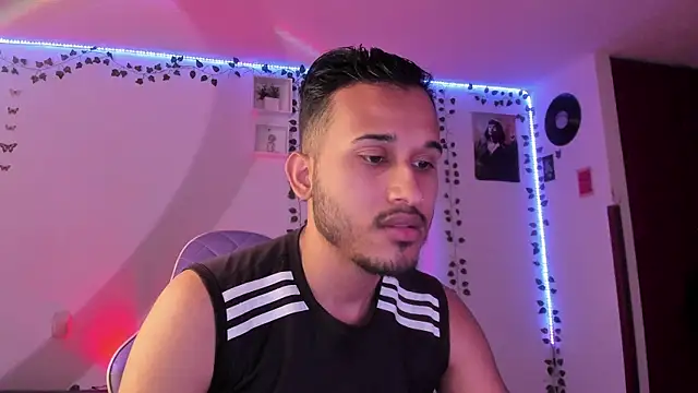 Snapshot of Raf_brunette chatting on February 17, 2025, 11:34 am Raf brunette online show from February 17, 2025, 11:34 am