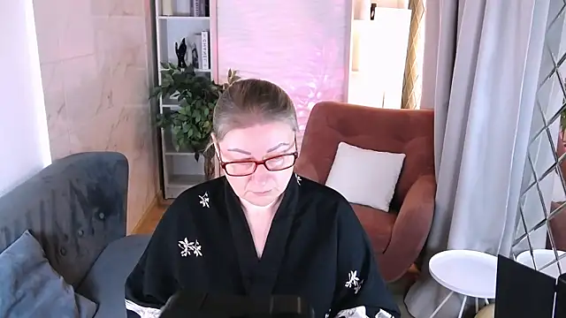 AlexandraKind online show from November 15, 2025, 1:37 pm