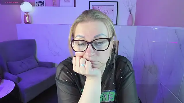 Snapshot of AlexandraKind chatting on February 23, 2025, 5:50 pm AlexandraKind online show from February 23, 2025, 5:50 pm