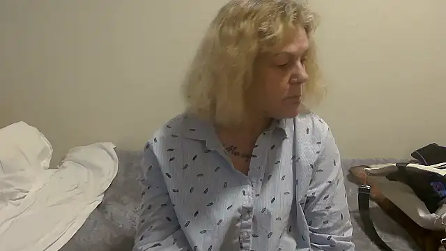 housewife shantie online show from September 30, 2025, 10:10 am