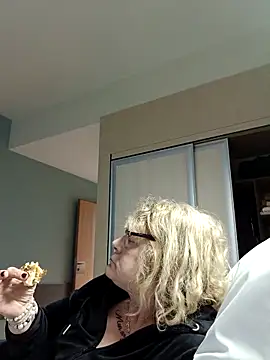 housewife shantie online show from December 17, 2025, 2:44 pm