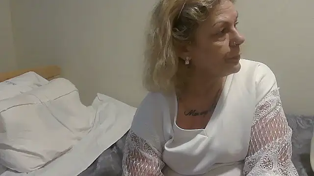 housewife shantie online show from October 9, 2025, 8:37 am