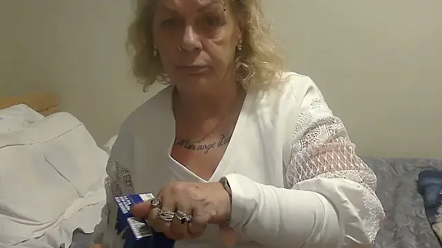 housewife shantie online show from October 8, 2025, 4:51 pm