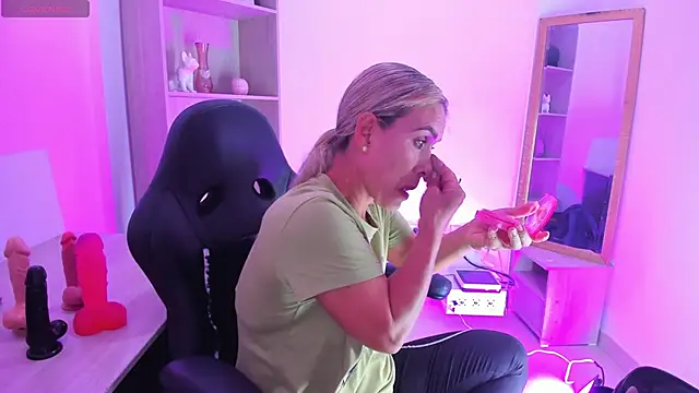 Evangeline johns online show from November 4, 2025, 8:01 pm