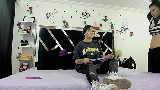 Snapshot of thedream_girls chatting on October 25, 2025, 12:17 pm thedream girls online show from October 25, 2025, 12:17 pm