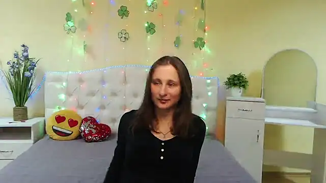 Snapshot of MichelLeee chatting on March 21, 2025, 12:17 pm MichelLeee online show from March 21, 2025, 12:17 pm
