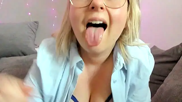 Snapshot of Lillyloo_ chatting on March 10, 2025, 2:48 pm Lillyloo online show from March 10, 2025, 2:48 pm