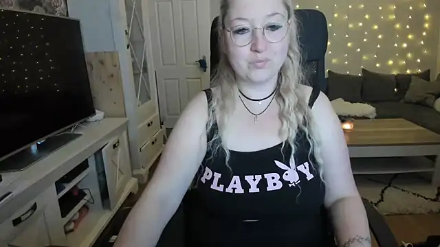 Snapshot of Lillyloo_ chatting on October 6, 2025, 3:40 am Lillyloo online show from October 6, 2025, 3:40 am