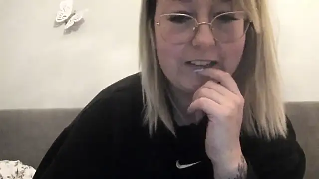 Snapshot of Lillyloo_ chatting on March 16, 2025, 8:21 pm Lillyloo online show from March 16, 2025, 8:21 pm