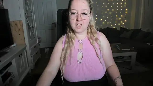 Snapshot of Lillyloo_ chatting on November 8, 2025, 6:06 am Lillyloo online show from November 8, 2025, 6:06 am