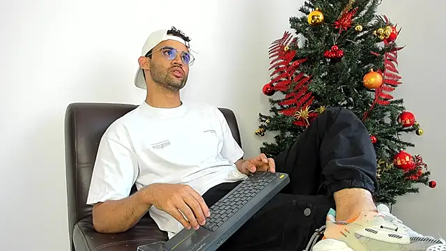 Snapshot of andrewChris_ chatting on November 30, 2025, 7:58 pm andrewChris online show from November 30, 2025, 7:58 pm