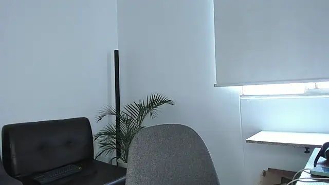 Snapshot of andrewChris_ chatting on November 6, 2025, 2:10 pm andrewChris online show from November 6, 2025, 2:10 pm