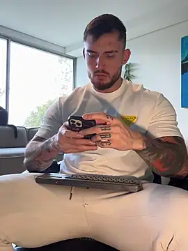 DimitriSullivan  online show from April 13, 2026, 1:26 pm