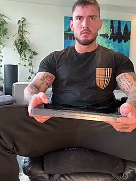 DimitriSullivan  online show from April 24, 2026, 1:46 pm