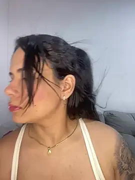 Snapshot of Leyna_Kenet chatting on December 21, 2024, 3:25 am Leyna Kenet online show from December 21, 2024, 3:25 am