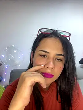 Snapshot of Leyna_Kenet chatting on December 9, 2024, 2:56 am Leyna Kenet online show from December 9, 2024, 2:56 am