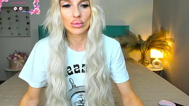 Lana kitty   online show from September 10, 2025, 9:14 pm