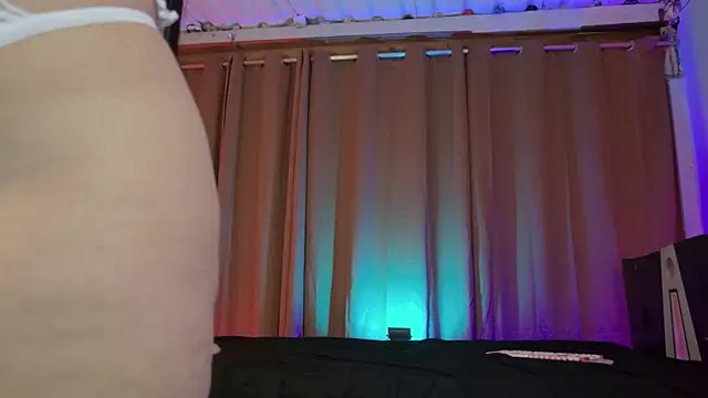 Snapshot of Little_maeve chatting on November 3, 2025, 12:05 am Little maeve online show from November 3, 2025, 12:05 am