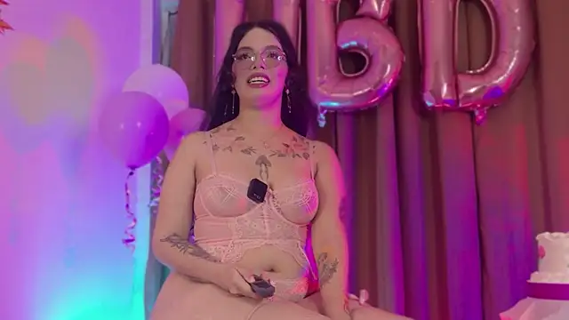 Snapshot of Little_maeve chatting on November 14, 2025, 12:58 am Little maeve online show from November 14, 2025, 12:58 am