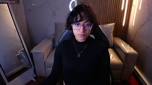 Lili Gomez  online show from November 14, 2025, 1:26 pm