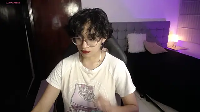 Lili Gomez  online show from October 16, 2025, 2:14 pm