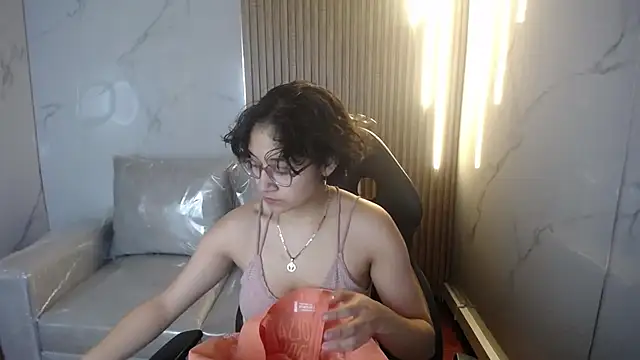 Lili Gomez  online show from November 19, 2025, 1:22 pm