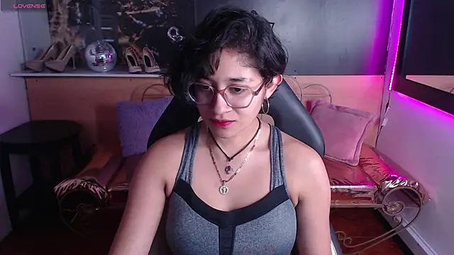 Lili Gomez  online show from October 6, 2025, 12:28 pm