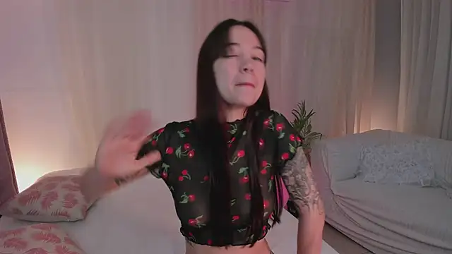 Lia Sweett  online show from February 15, 2026, 2:49 pm