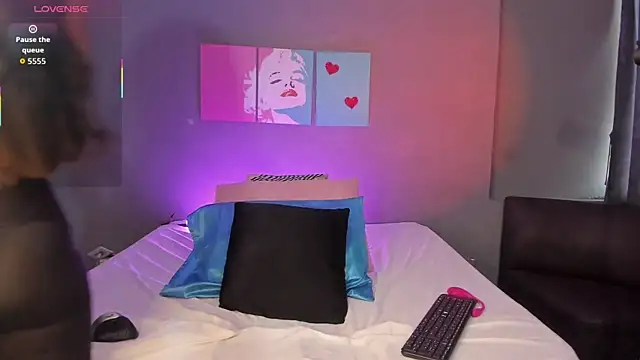 PammelaRoss1 online show from October 17, 2025, 5:26 pm