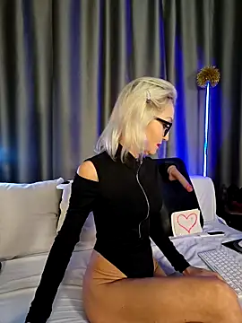 Milforja online show from February 17, 2026, 6:49 pm